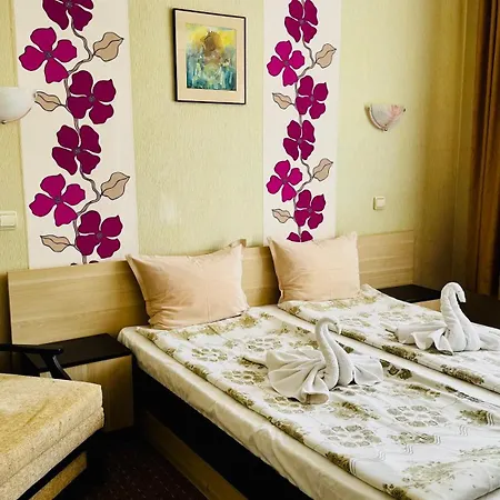 Хотел еос 2*