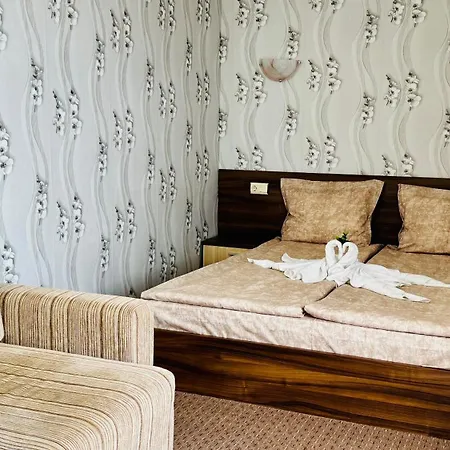 Хотел еос 2*