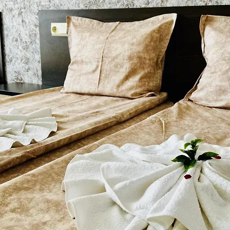 Хотел еос 2*